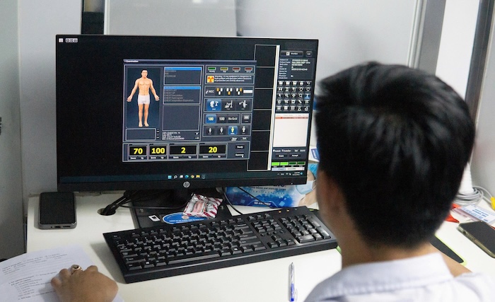 Da Nang screened 1,000 workers for free lung disease. Photo: Thanh Huyen