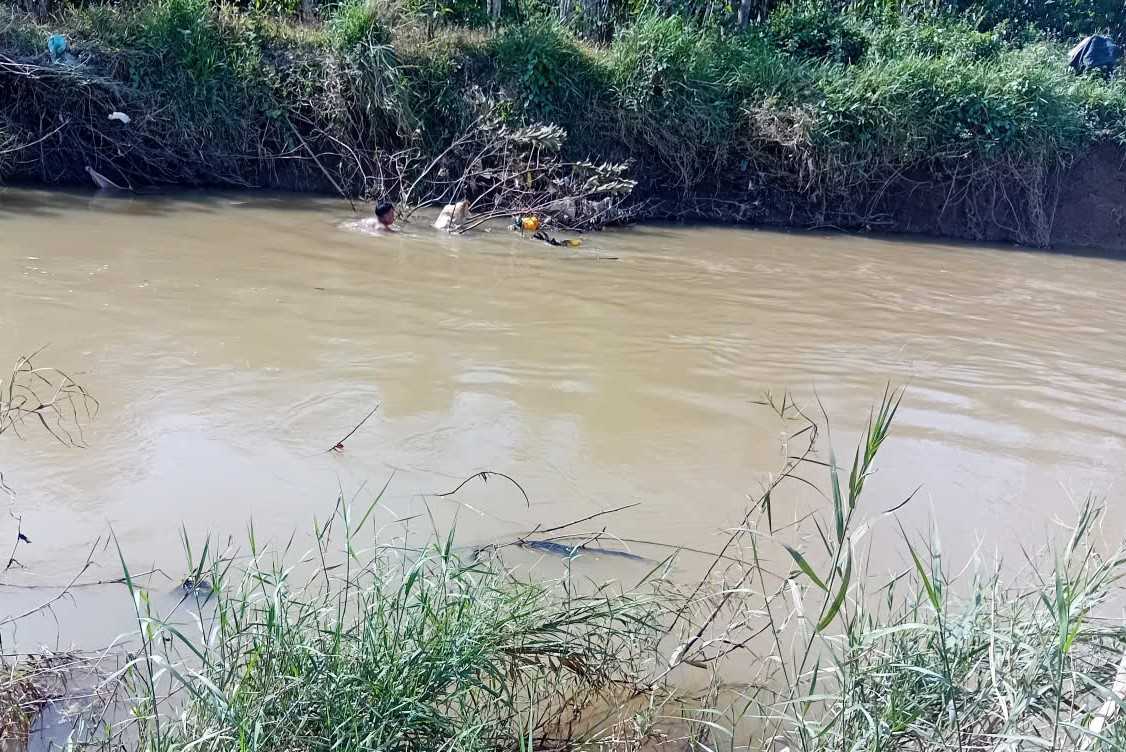 Vi tri luc luong cuu ho tim thay thi the nan nhan bi duoi nuoc. Anh: Phuc Khanh