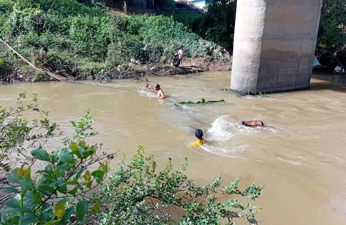 Lam Dong Province Rescue Forces are trying to search for the drowning victim in Tadia stream. Photo: Phuc Khanh