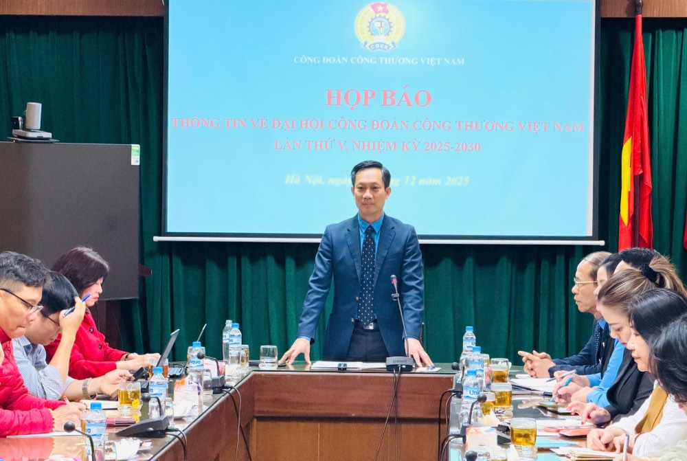 Mr. Le An Hai - Member of the Presidium of the Vietnam General Confederation of Labor, Chairman of the Vietnam Trade Union of Industry and Trade chaired the conference. Photo: Thuy Linh