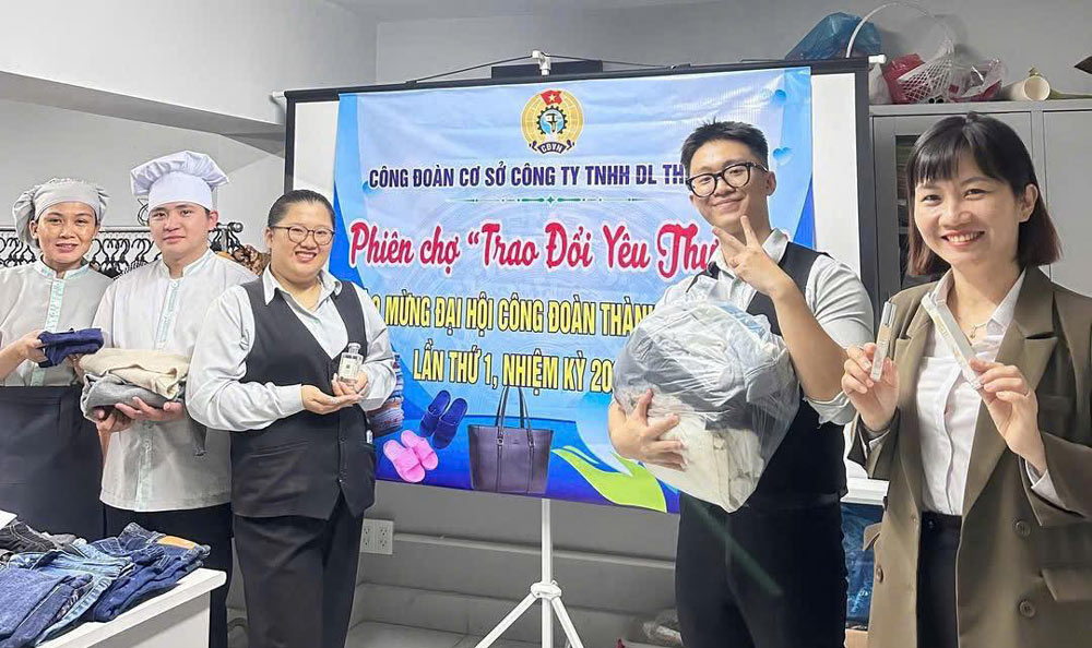 The Trade Union of Thu Huyen Tourism Company Limited (under the Trade Union of Hoi An Tay Ward) organized the " exchanging love" market. Photo: Da Nang Trade Union.