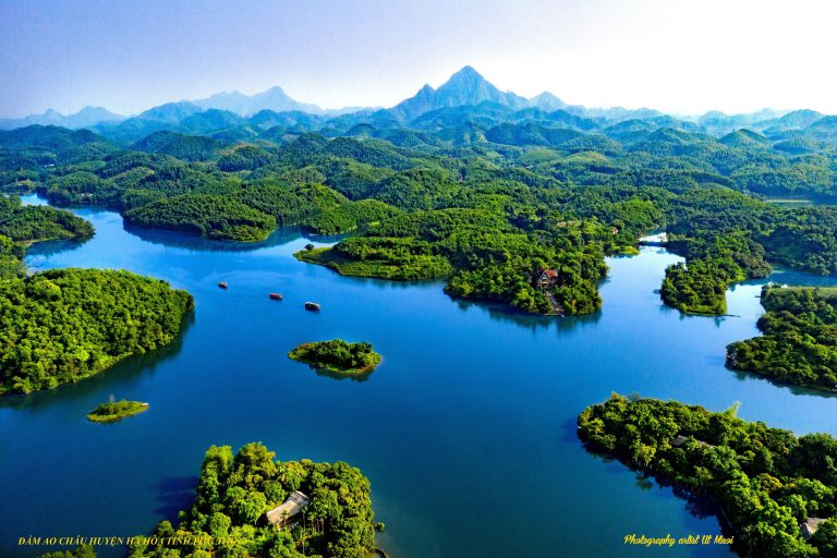 Ao Chau Dam in Ha Hoa commune is known as " miniature Ha Long Bay", with great potential for tourism development. Photo: Phu Tho Tourism Promotion Information Center