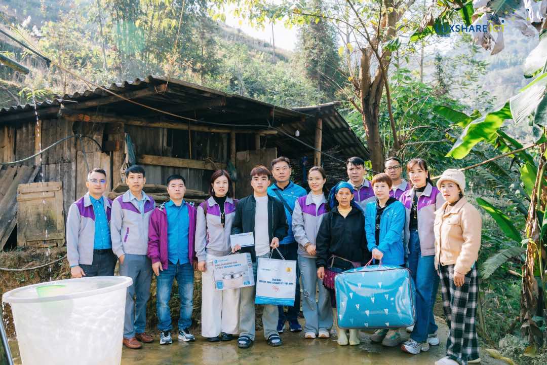 The working group visited and presented gifts to the family of worker Giang Seo Chinh. Photo: Company's Trade Union