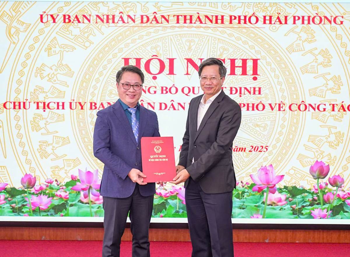 Pho Chu tich Thuong truc UBND thanh pho Le Anh Quan trao Quyet dinh cho tan Giam doc So Xay dung Nguyen Thanh Hung. Ảnh: Cong TTDT Hai Phong