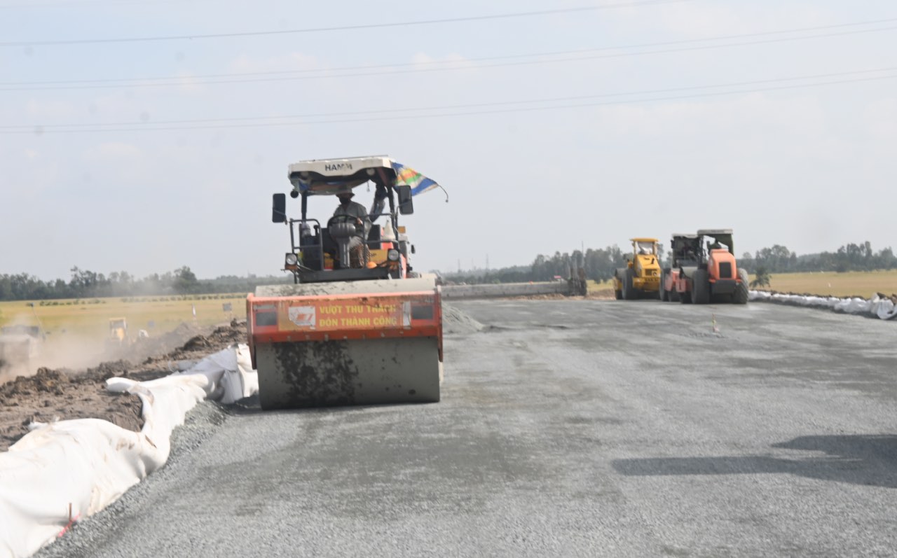 Cong nhan thi cong nen duong tai goi thau 42, du an cao toc Chau Doc – Can Tho – Soc Trang duoi nang nong gay gat.