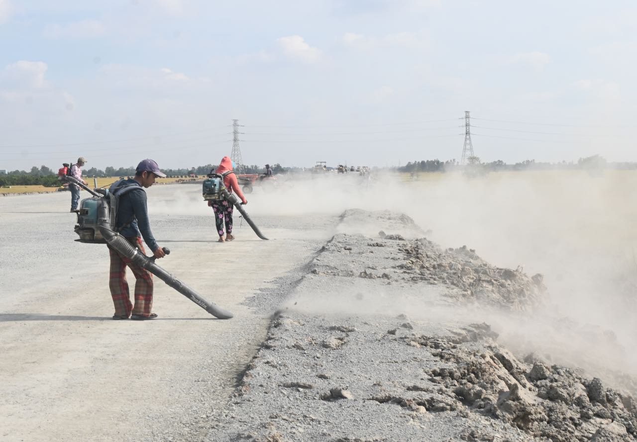 Urgent construction activities at the construction site of package 42 despite prolonged hot weather. Photo: Thanh Nhan