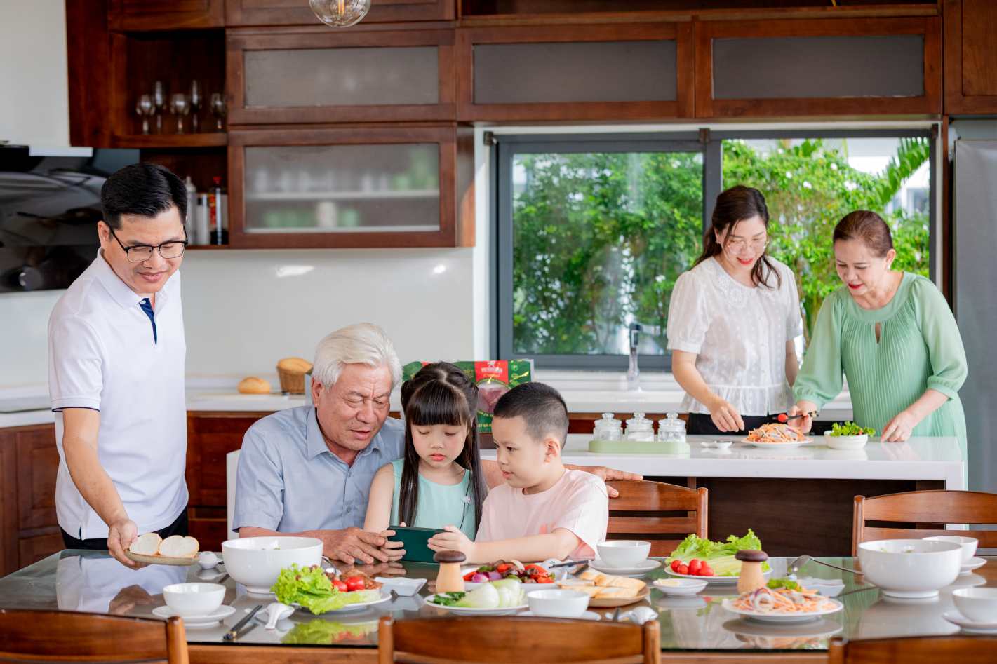 Ca nha sum vay thuong thuc mon an duoc che bien tu thit da dieu VietOstrich. Anh: Kieu Huong