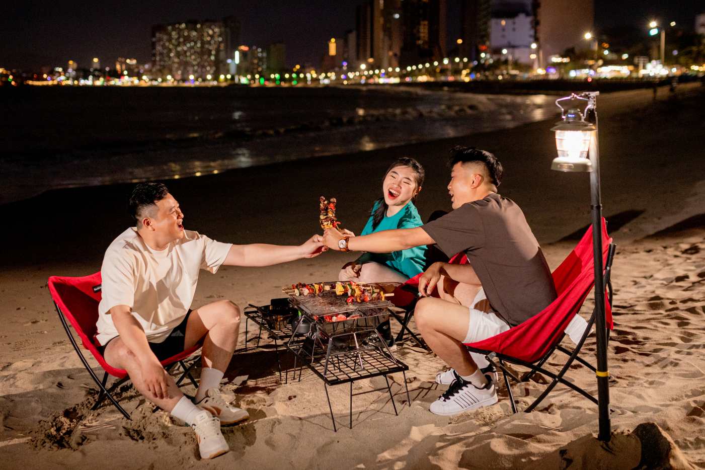 Lai rai ngay Tet cung ban be voi mon da dieu nuong xien que o bien Nha Trang. Anh: Kieu Huong