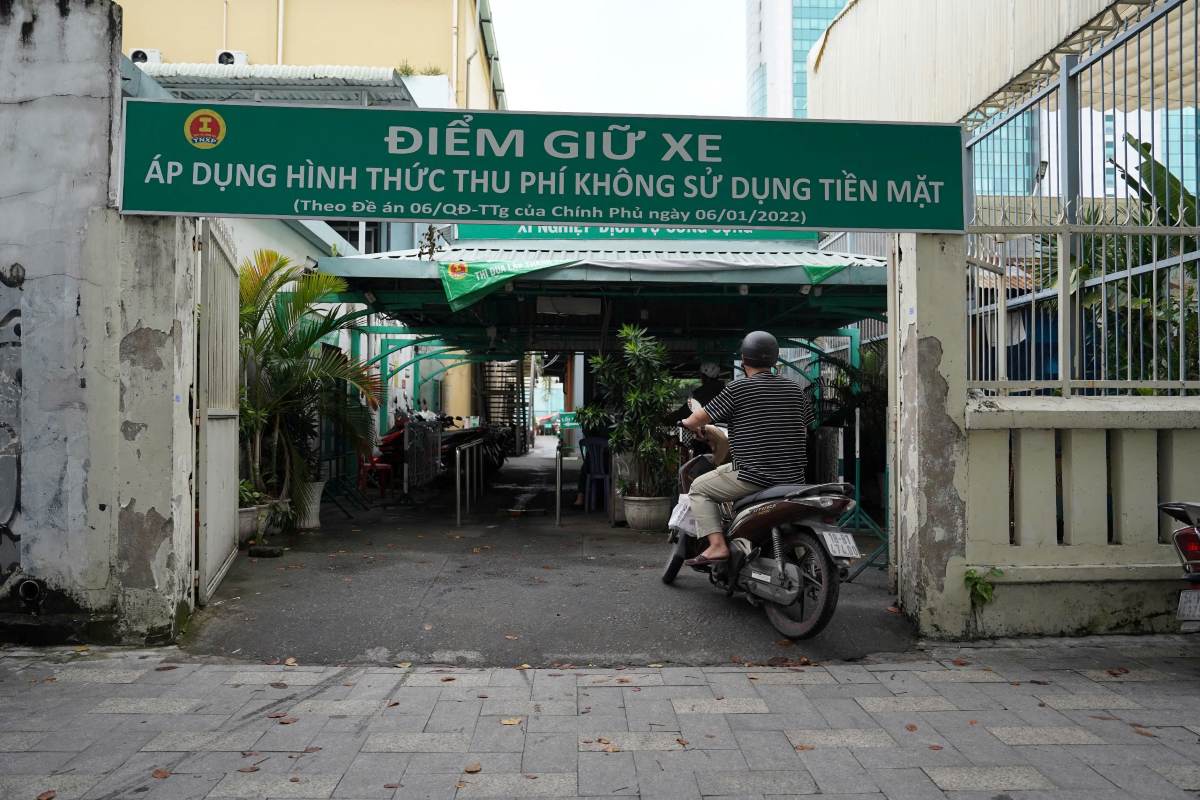 Khu bai xe hien tai co suc chua nho nen thuong het cho khi co su kien lon. Anh: Minh Tam