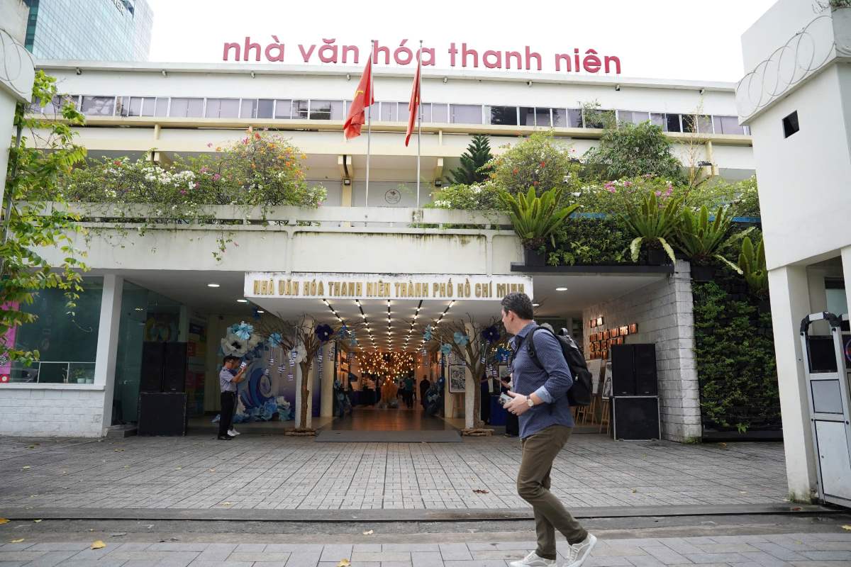 Nha van hoa Thanh nien hien nam tren khu dat dac dia cua TPHCM, so huu bon mat tien cac truc duong lon: Pham Ngoc Thach, Nguyen Thi Minh Khai, Hai Ba Trung va Nguyen Van Chiem. Anh: Minh Tam