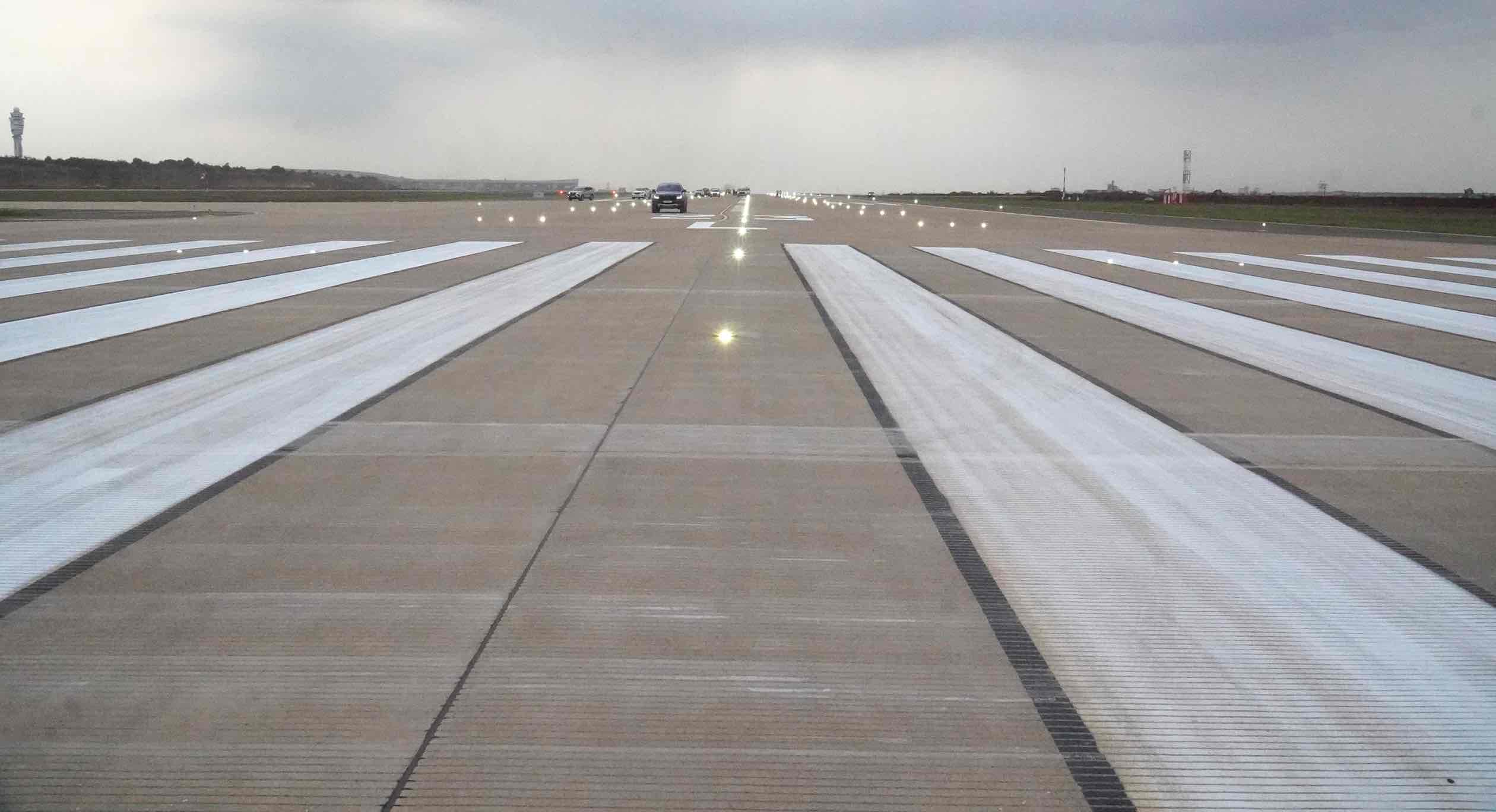 Runway No. 1 - Long Thanh airport is lit up to welcome flights. Photo: HAC