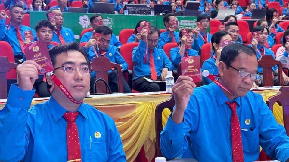 Dai bieu tham du Dai hoi Cong doan tinh Vinh Long lan thu I, nhiem ky 2025–2030, bieu quyet thong qua cac noi dung quan trong. Anh: Hoang Loc