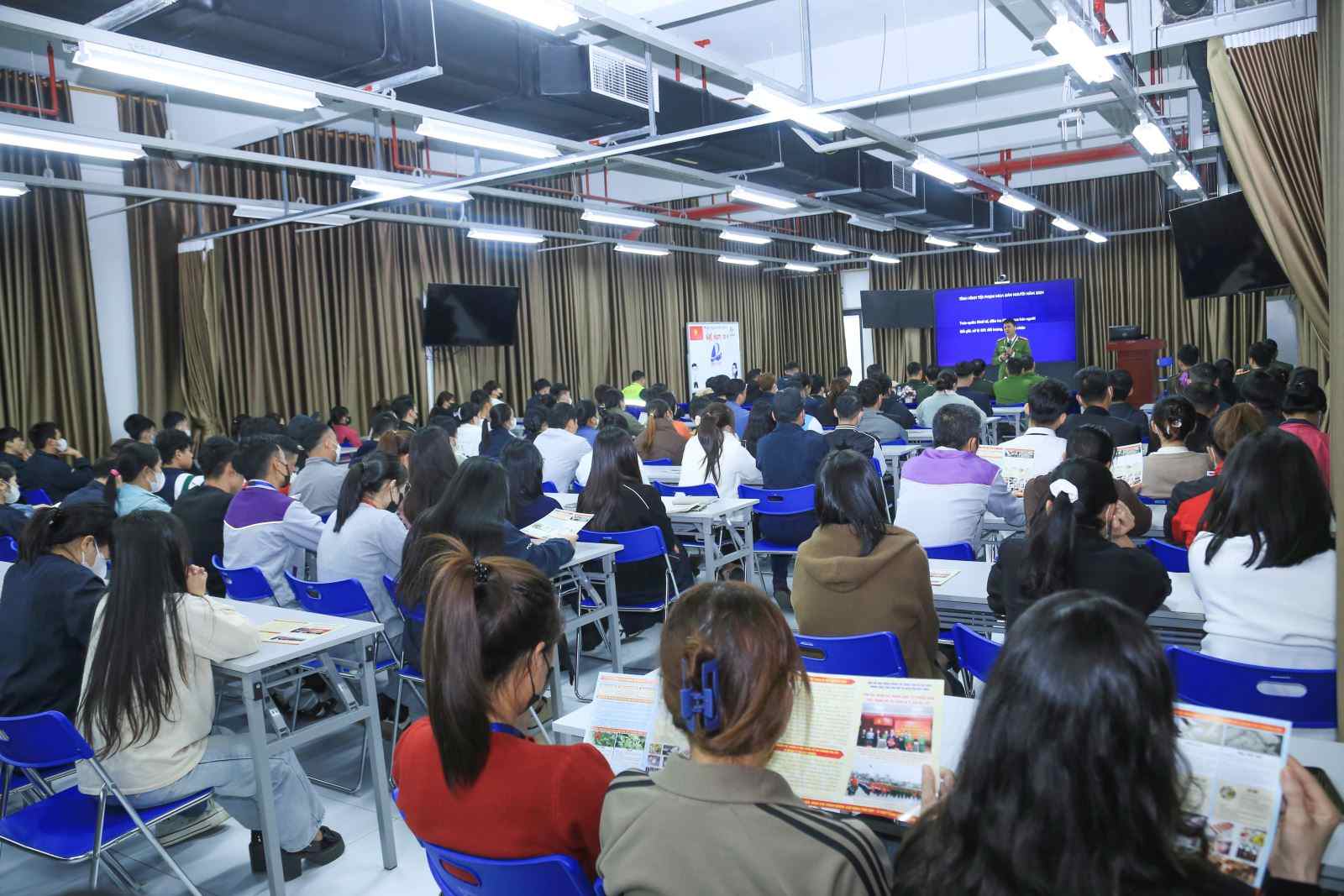 Chieu ngay 3.12, Van phong Bo Cong an phoi hop voi Cong an tinh Bac Ninh va Cong ty TNHH Cong nghe chinh xac Fuyu co dia chi tai Khu Cong nghiep Quang Chau, thi tran Nenh, tinh Bac Ninh to chuc hoi nghi tuyen truyen phap luat, phong, chong toi pham cho cong nhan lao dong. Anh: Bo Cong an