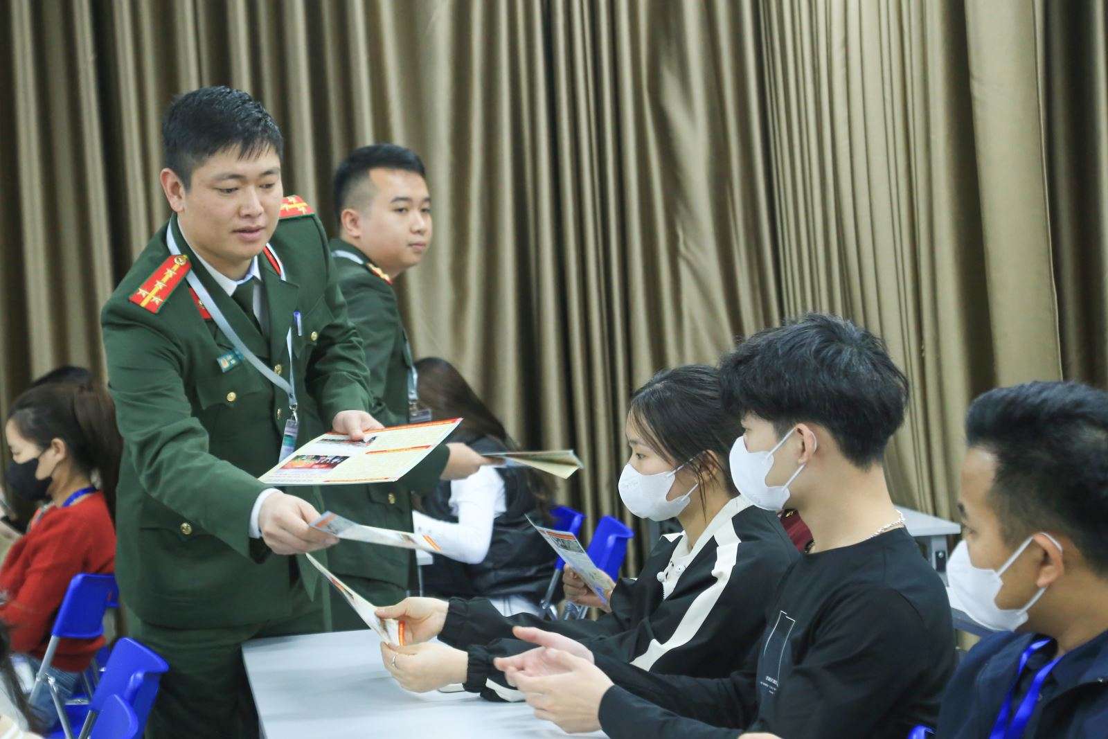 Bac Ninh Provincial Police officers distribute propaganda documents to workers at the conference. Photo: Ministry of Public Security