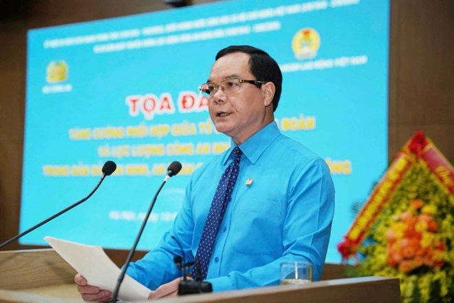 Ong Nguyen Dinh Khang - Uy vien Trung uong Dang, Pho Chu tich Uy ban Trung uong Mat tran To quoc Viet Nam, Chu tich Tong Lien doan Lao dong Viet Nam phat bieu tai buoi toa dam. Anh: Huu Chanh