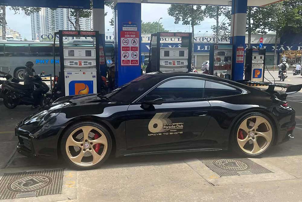 The Porsche 911 Carrera 992 attracts attention with its bullet black exterior and a 20-21 inch 5-spoke HRE rim. Photo: Mai Khanh