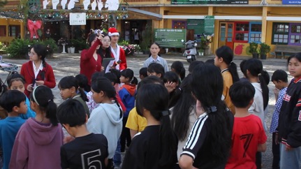 Cac em tham gia Hoi cho Dieu Uoc Do