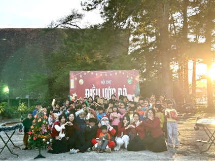 "The Red supplement" has just successfully organized a Fair at Cam Ly Orphanage. Photo: Tue Nhi