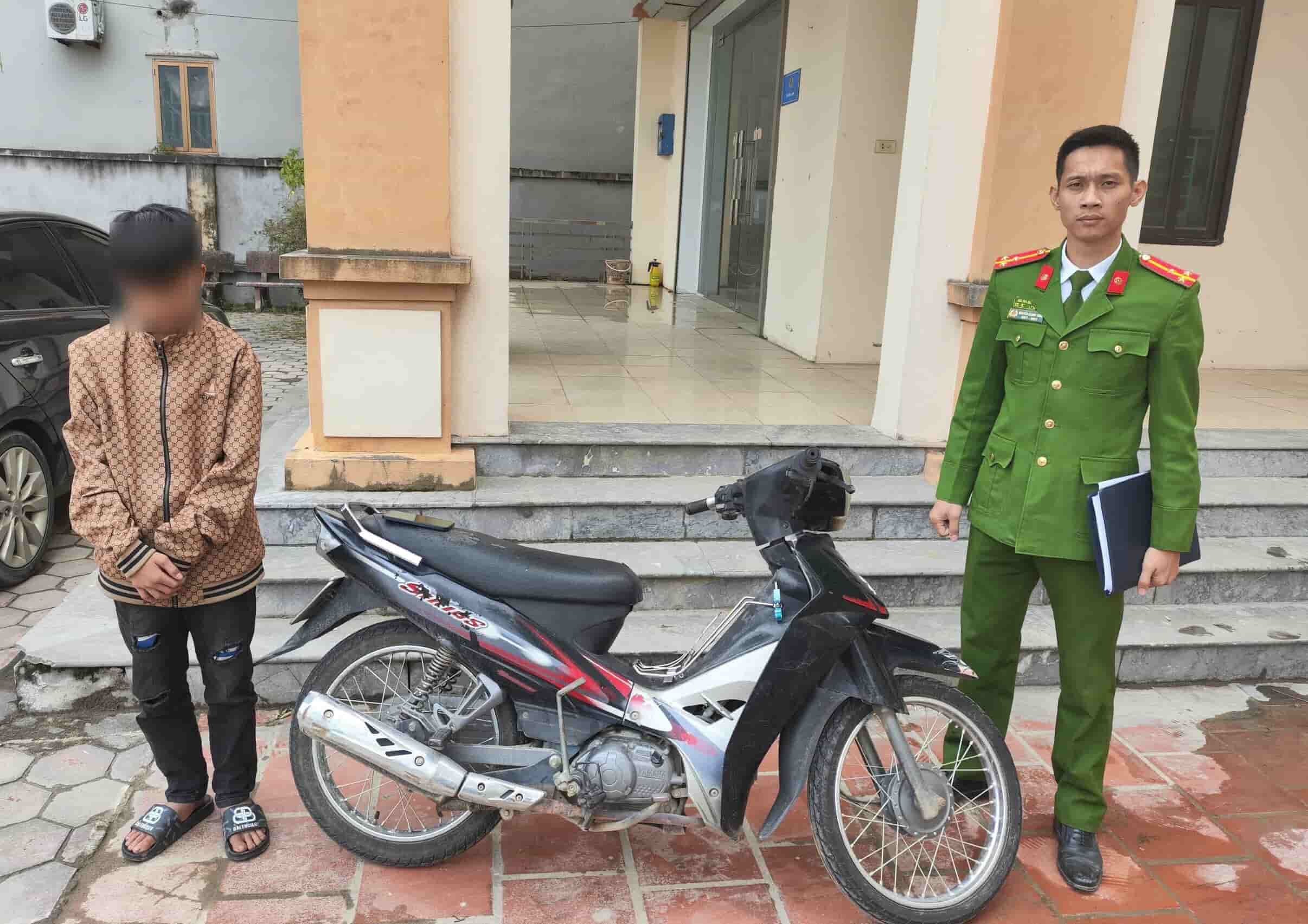 Đối tượng B.H.P bị Công an phường Yên Sơn bắt giữ cùng tang vật đã trộm cắp. Ảnh: Diệu Anh