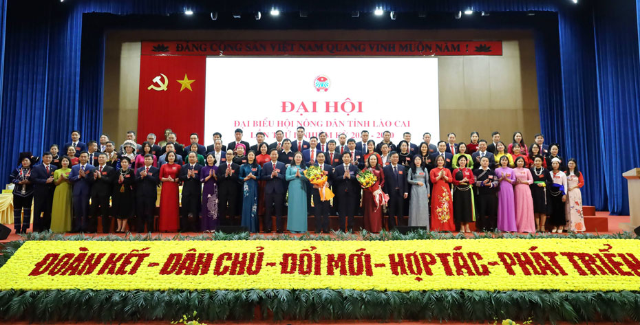 Ban Chap hanh Hoi Nong dan tinh Lao Cai khoa I, nhiem ky 2025-2030 ra mat Dai hoi. Anh: Nguyen Hien
