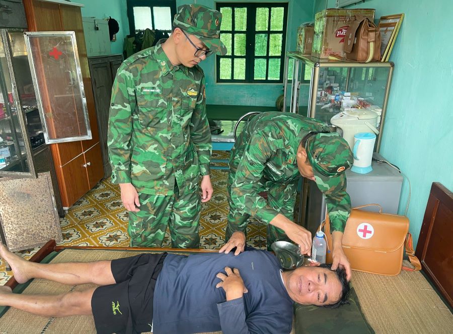 Quan y bien phong so cuu vet thuong cho ngu dan. Anh: Bien phong Con Co