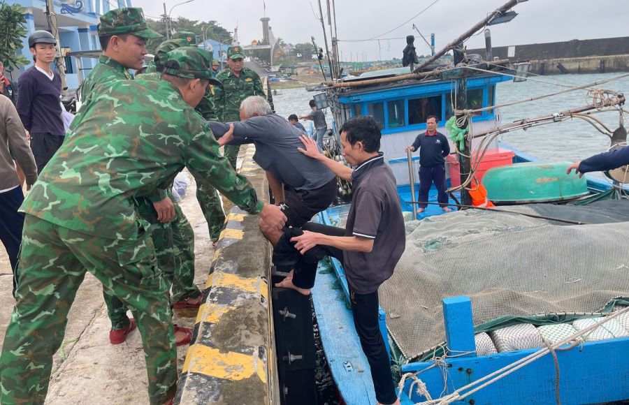 Fishermen on the sunken fishing boat were rescued and brought to shore. Photo: Con Co Border Guard