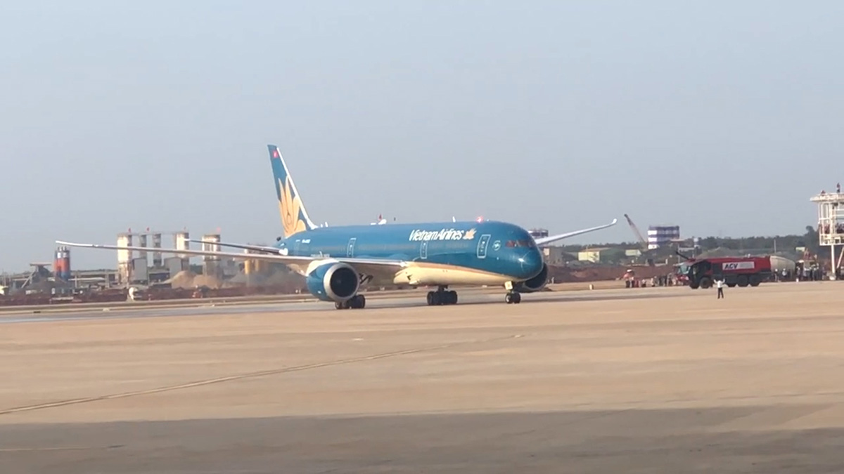 The historic moment Boeing 787 first landed at Long Thanh airport, Dong Nai. Photo: HAC