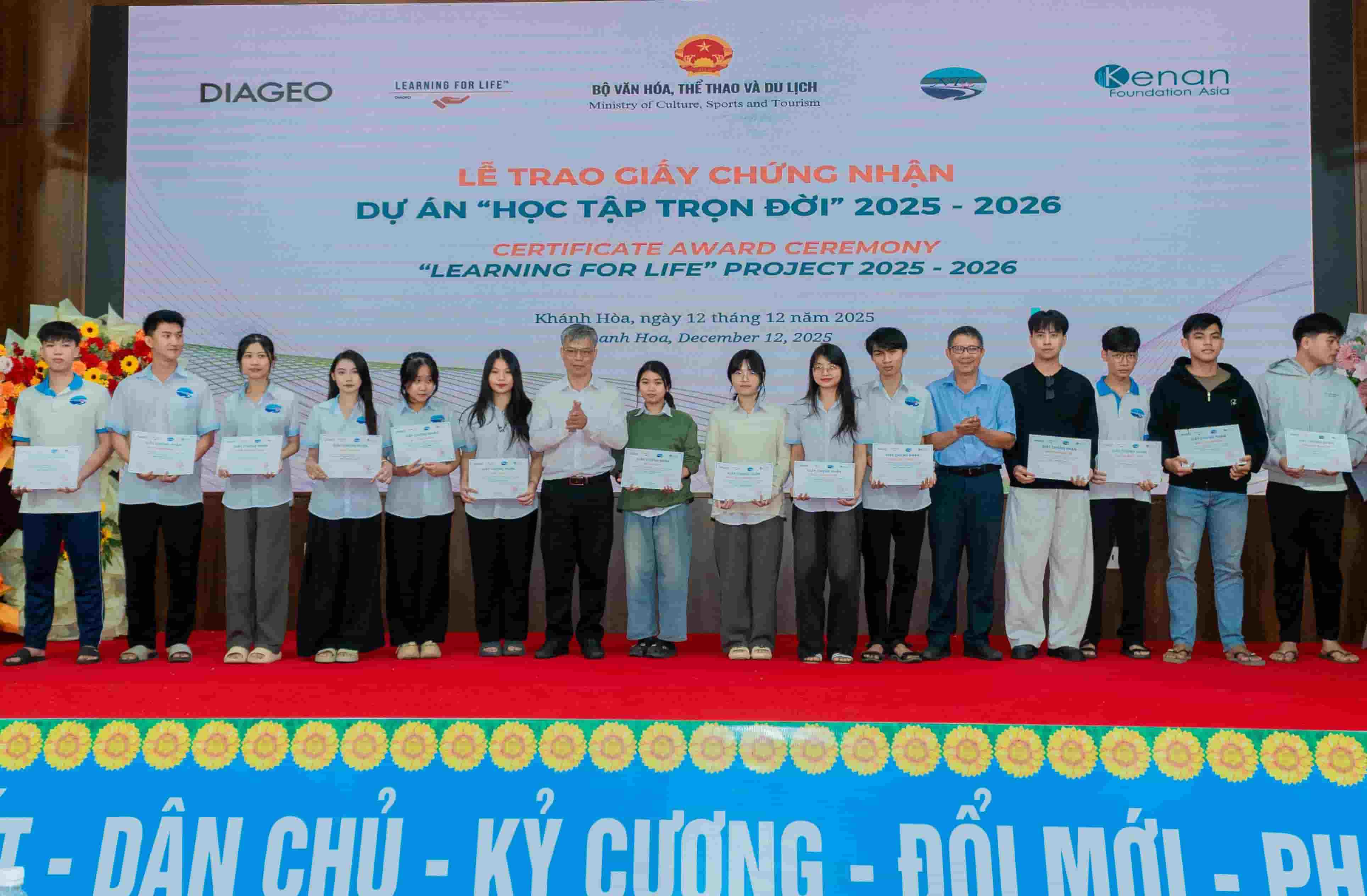 Ban To chuc trao giay chung nhan Du an “Hoc tap tron doi” cho cac hoc vien o Khanh Hoa. Anh: Huu Long