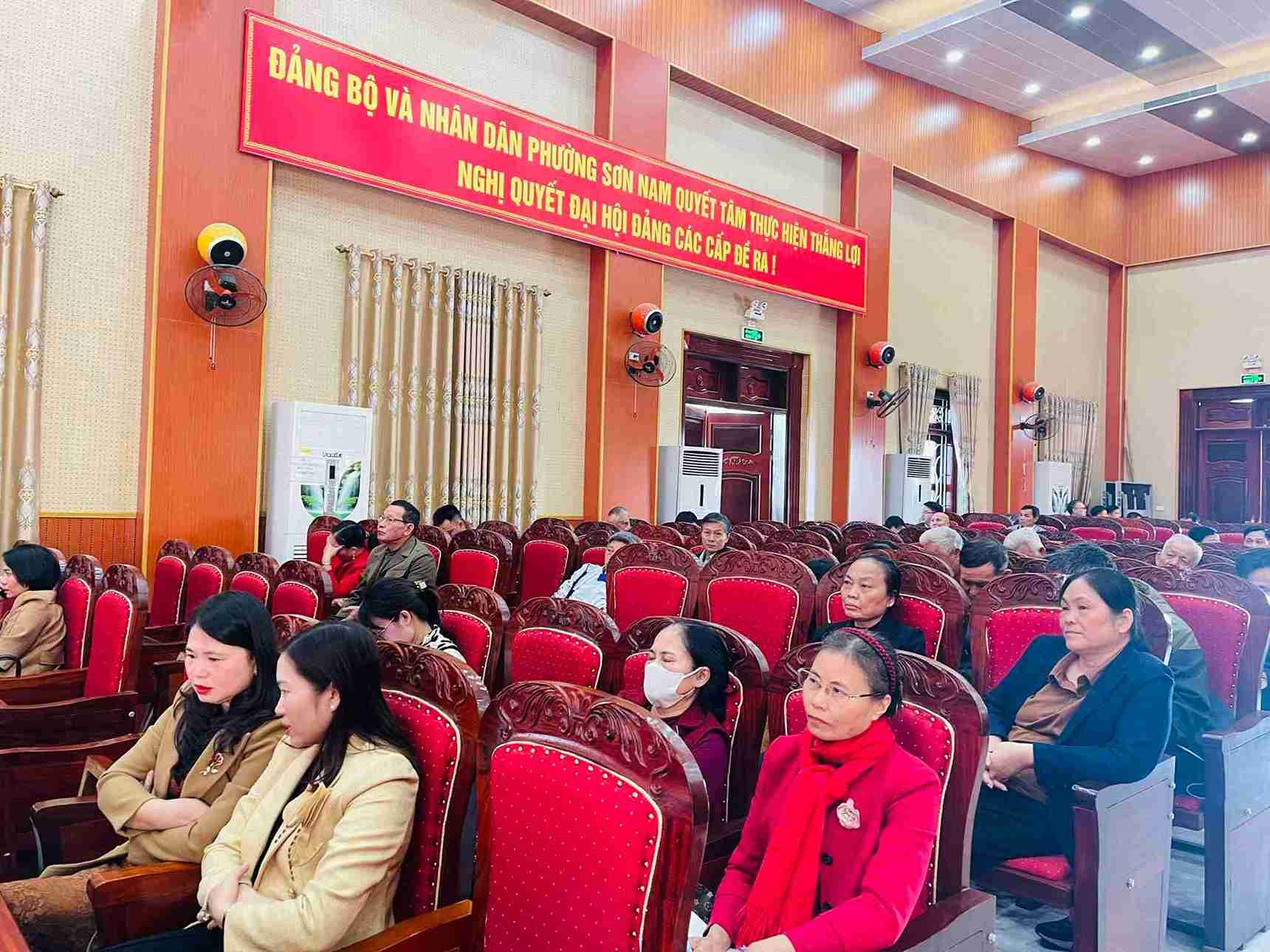 Buoi tiep xuc cu tri dien ra trong khong khi thang than, dan chu, xay dung. Anh: Mai Huong