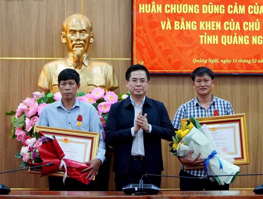 Mr. Nguyen Hoang Giang - Chairman of the People's Committee of Quang Ngai province presented the President's Medal of bravery to award to 2 citizens of Ly Son special zone. Photo: Thanh Nhi