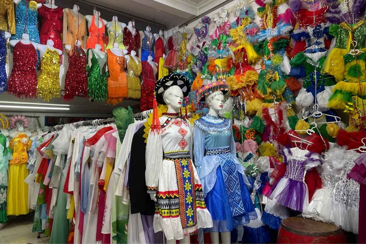 Chi Ngan lo ngai viec phai thue them nhan cong ho tro ke khai, xuat hoa don dot cao diem can Tet. Anh: Thanh Binh