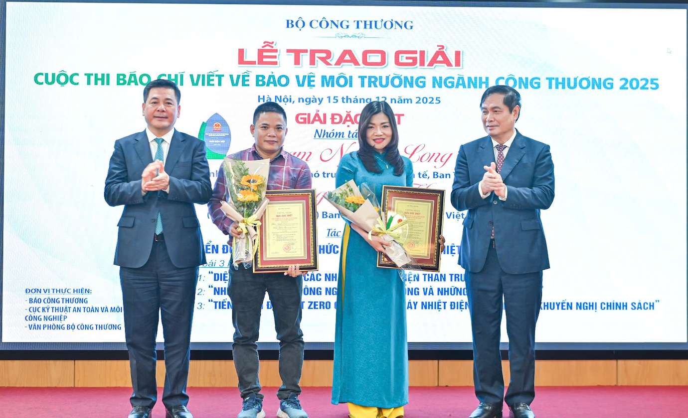 Bo truong Nguyen Hong Dien va ong Phan Xuan Thuy - Pho truong Ban Tuyen giao va Dan van Trung uong trao giai Dac biet cuoc thi viet ve bao ve moi truong nganh Cong Thuong. Anh: Thanh Tuan