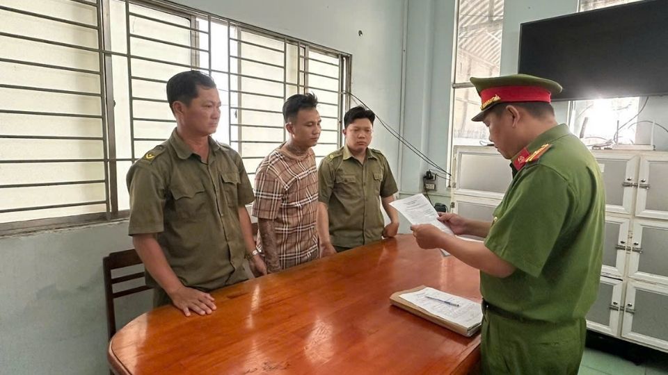 Pham Thanh Nhu at the police station worked on the act of illegally using drugs. Photo: Provided by the police