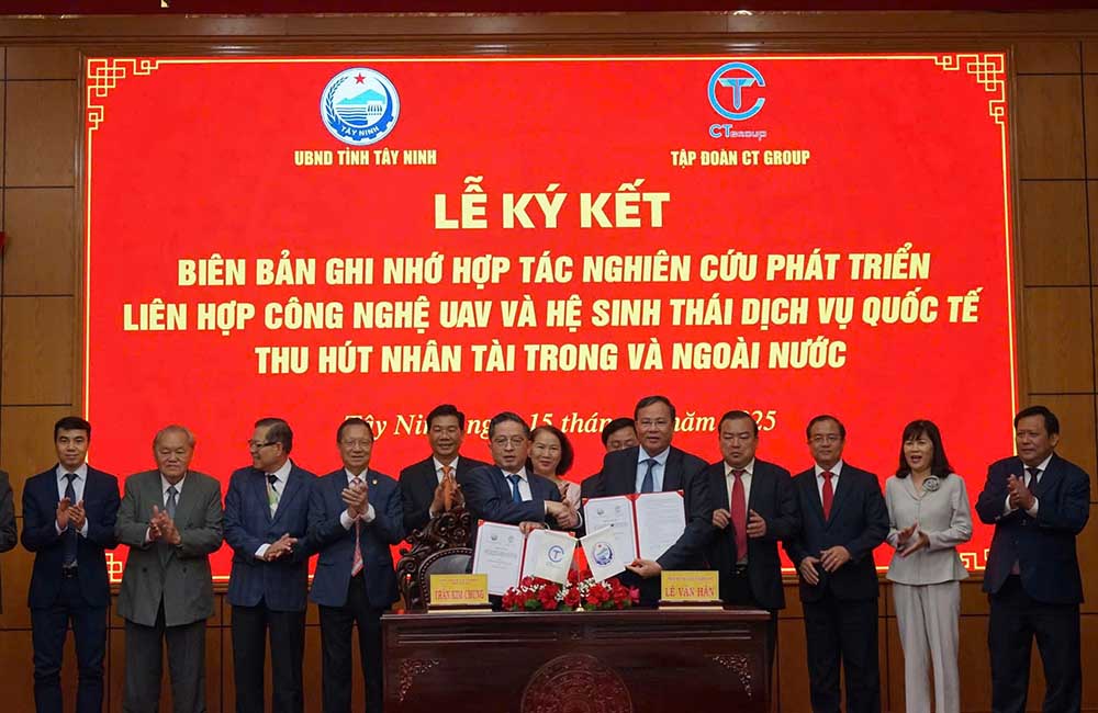 The Chairman of Tay Ninh Provincial People's Committee signed a cooperation agreement with the Chairman of CT Group. Photo: Thanh Vu