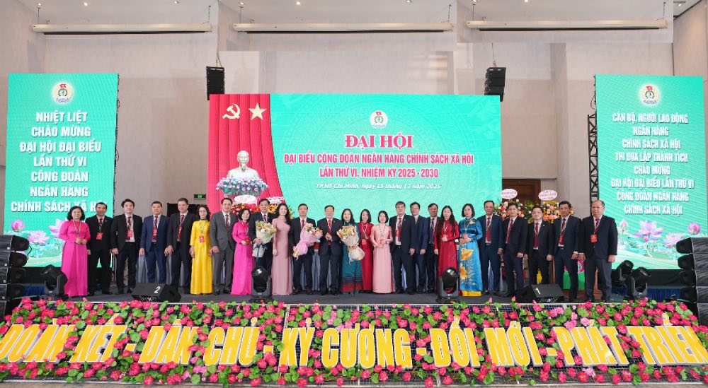 Lanh dao Cong doan Ngan hang Viet Nam, lanh dao NHCSXH chuc mung Ban Chap hanh Cong doan NHCSXH khoa VI, nhiem ky 2025 - 2030. Anh: Cong doan NHVN