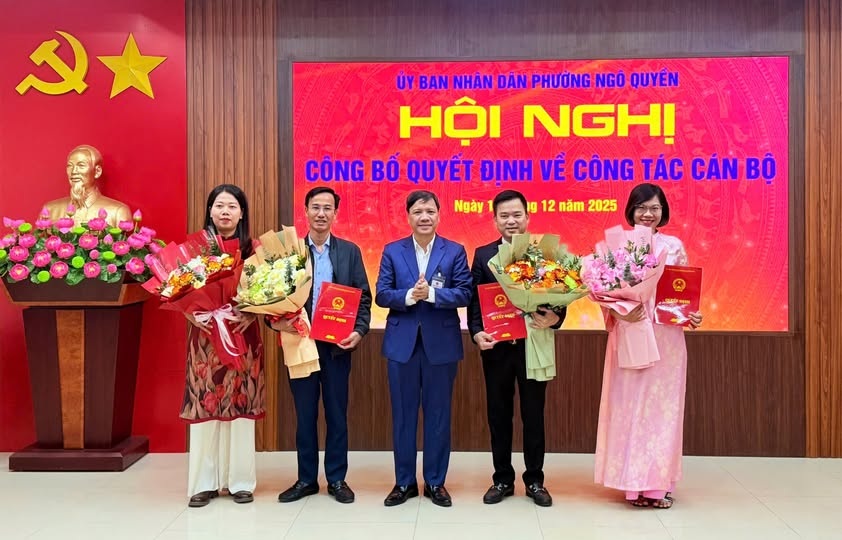 The leaders of Ngo Quen ward presented decisions on the work of overlapping. Photo: Ngo Quyen Rising Information Center, Hai Phong City