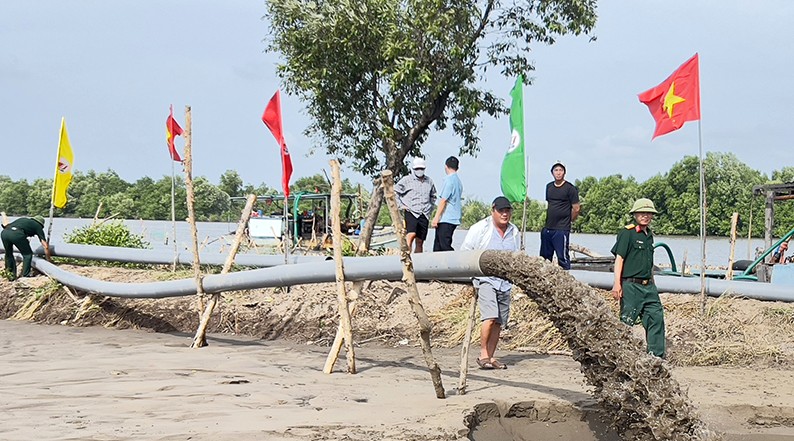 Co mat bang don vi thi cong bat tay ngay vao viec thi cong cao toc Ca Mau - Dat Mui. Anh: Nhat Ho