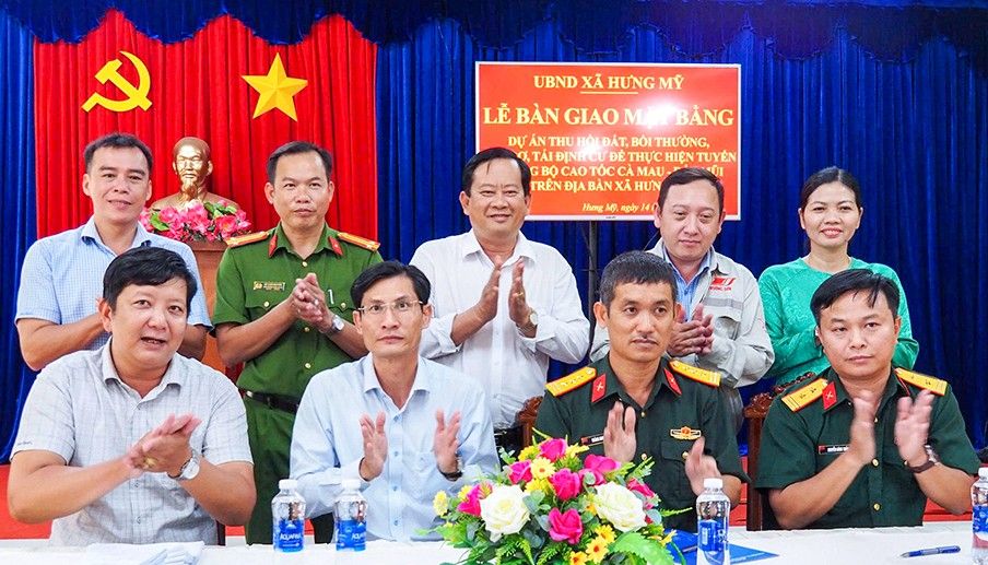 Xa Hung My, Ca Mau ban giao mat bang cho don vi thi cong cao toc Ca Mau - Dat Mui. Anh: Nhat Ho