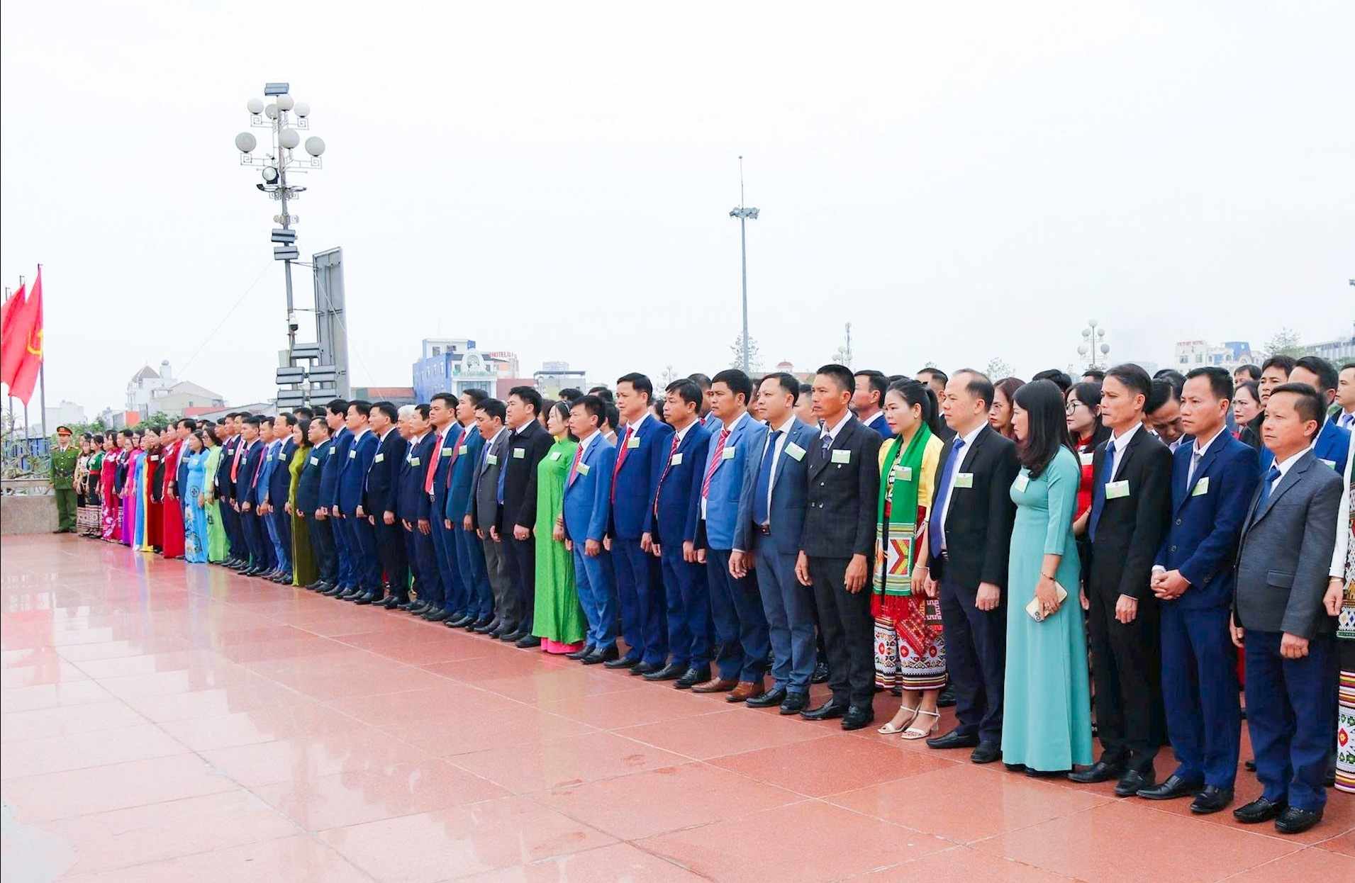 The delegation attending the 11th Congress of the Farmers' Union of Nghe An province, term 2025 - 2030, offered flowers at Ho Chi Minh Square. Photo: Thanh Phuc
