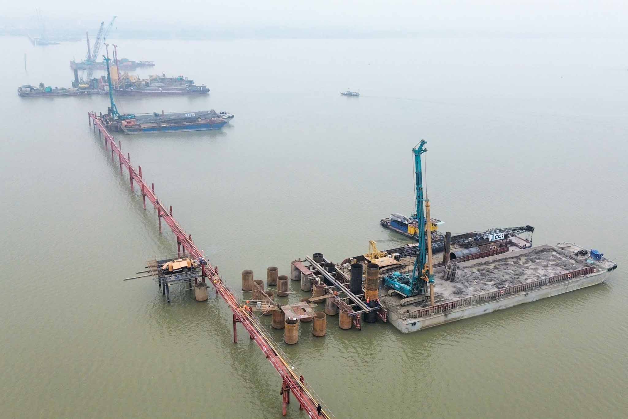 The Red Ha bridge over the Red River is under construction. Photo: Song Huu