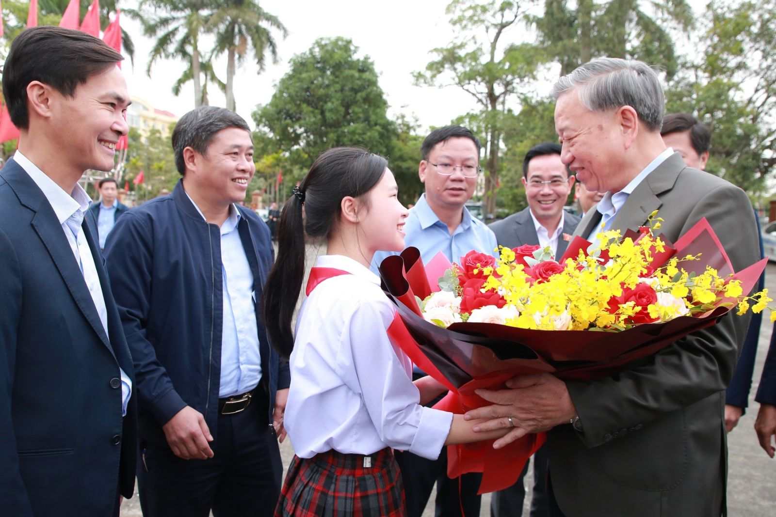 Tong Bi thu To Lam va ba con nhan dan xa Kien Xuong. Anh: