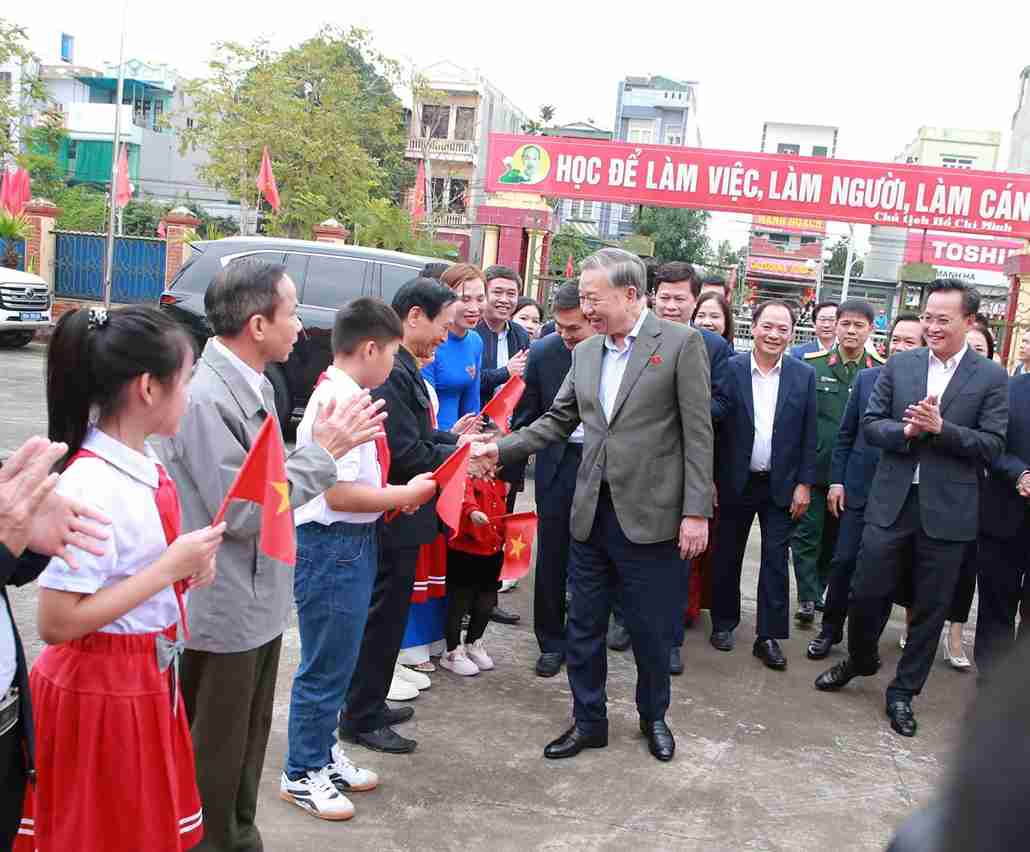 Tong Bi thu To Lam va ba con nhan dan xa Kien Xuong.