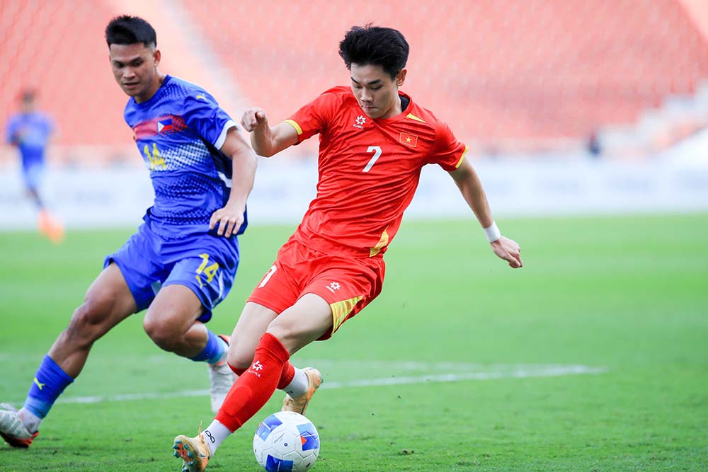 Dinh Bac nhan loi khen tu huan luyen vien Kim Sang-sik. Anh: Minh Dan