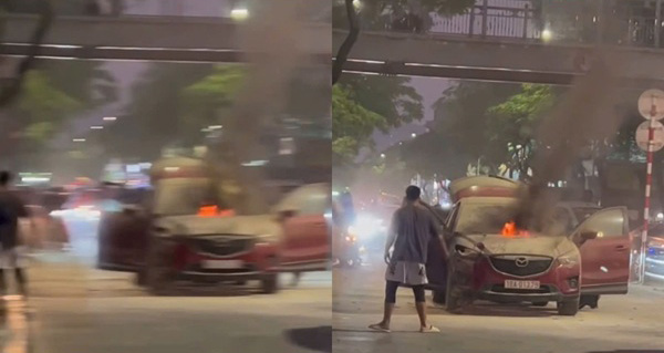 Scene of the car catching fire in the middle of the road during rush hour in Hanoi. Photo: Cut from clip