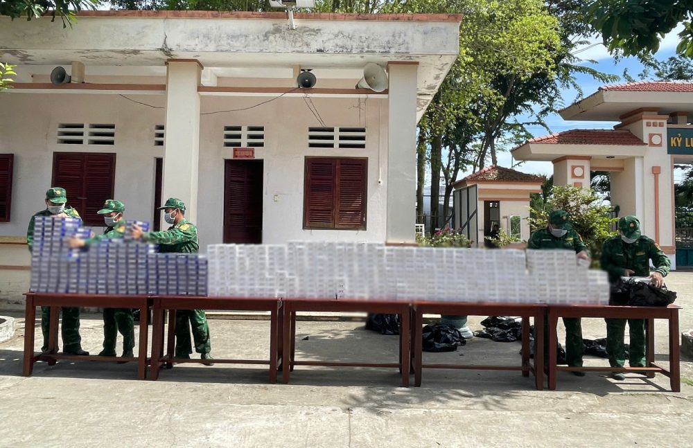 Số tang vật thuốc lá lậu được lực lượng chức năng kiểm đếm. Ảnh: Biên phòng cung cấp