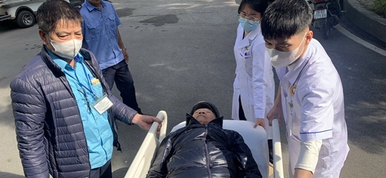 The passenger who fainted was taken to the bus for emergency care by the bus staff. Photo: Huu Giang