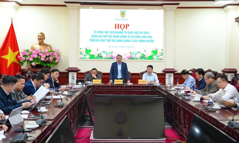 Cuộc họp Tổ công tác liên ngành, Tổ giúp việc rà soát, đánh giá thủ tục hành chính. Ảnh: Bộ Tư pháp 