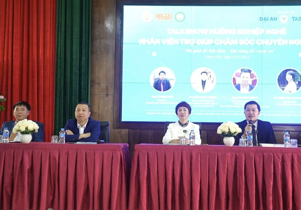 Cac khach moi, dien gia huong nghiep tham gia chuong trinh.