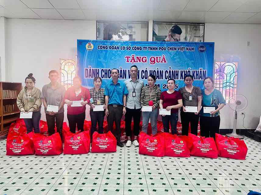 The Trade Union of Pou Chen Vietnam Co., Ltd. presented support gifts to union members and workers in difficult circumstances. Photo: Company Union