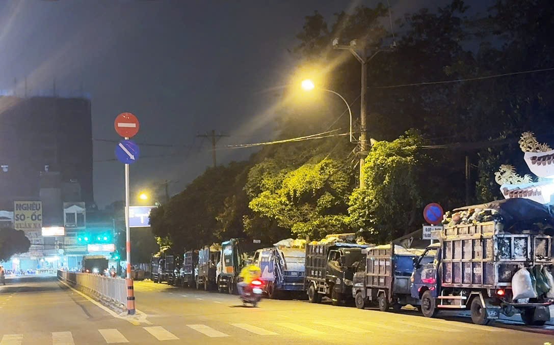 Garbage trucks are congested on Road No. 7, An Lac Ward, Ho Chi Minh City. Photo: Dong Hoang